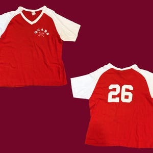 Vintage 70er Jahre Baseball Rot Weiß T Shirt Jersey - Q.C.A.R.S. Kurzarm WARD Nummer 26 Größe: Damen Large Herren Medium