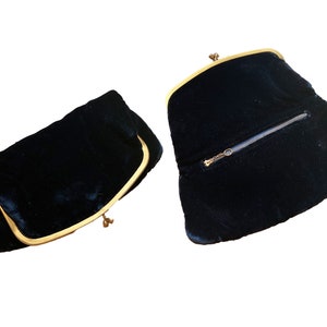 Clutch vintage de terciopelo negro de los años 50: bolso de noche grande con aspecto de monedero y detalles dorados.