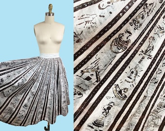 Puede incluir: Falda vintage con cinturilla blanca y diseño plisado. La falda presenta un patrón de rayas verticales negras e ilustraciones de figuras y objetos. La tela es de color claro con una calidad ligeramente transparente.