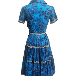 Vintage 1950s Blue Hawaiian Dress Gold Trim Full Skirt Short Sleeve Waist-24 image 5