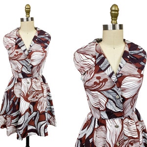 Vintage 1960er Jahre Hawaii Tiki Kleid Braunes Kleid - Blätterdruck Blumen Einzigartig Großer Kragen Taille: 66cm