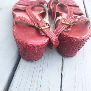 Vintage 1940s Wedge Sandals Red Snake Skin Size 7.5 8 image 6