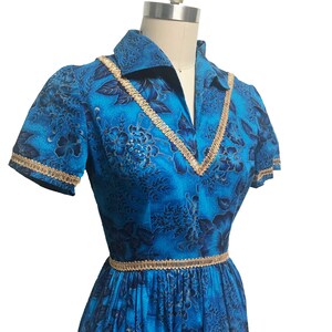 Vintage 1950s Blue Hawaiian Dress Gold Trim Full Skirt Short Sleeve Waist-24 image 3