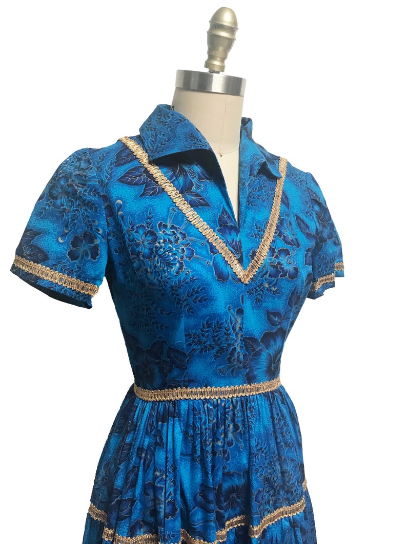 Vintage 1950s Blue Hawaiian Dress Gold Trim Full Skirt Short Sleeve Waist-24 image 3