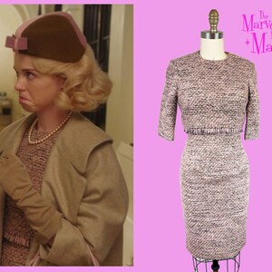 Puede incluir: Un conjunto de dos piezas de tweed que incluye un top corto de manga al codo y una falda lápiz a juego hasta la rodilla. La tela presenta un tejido texturizado en tonos rosa, blanco y negro. El top cuenta con un dobladillo con flecos.