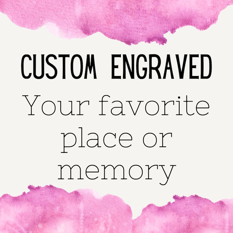 Puede incluir: Texto grabado personalizado sobre un fondo blanco con un borde de acuarela rosa. El texto dice "CUSTOM ENGRAVED Your favorite place or memory".