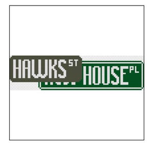 Könnte beinhalten: Kreuzstich-Straßenschilder. Eines zeigt "HAWKS ST" in Dunkelgrau, das andere "HOUSE PL" in Grün. Die Schilder haben ein pixeliges Aussehen, was auf Handarbeit hindeutet. Der Text ist weiß.