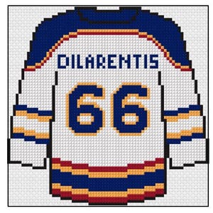 Könnte beinhalten: Kreuzstichmuster eines Hockey-Trikots. Das Trikot ist weiß mit blauen, goldenen und roten Akzenten. Der Name "DILARENTIS" ist oben aufgestickt, und die Nummer "66" ist auf der Rückseite zu sehen.