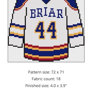 Könnte beinhalten: Kreuzstichmuster eines weißen Hockeytrikots mit blauen und goldenen Akzenten. Das Trikot trägt den Namen "BRIAR" über der Nummer "44". Fertige Größe: 10,16 x 9,91 cm. Die Mustergröße beträgt 72 x 71.