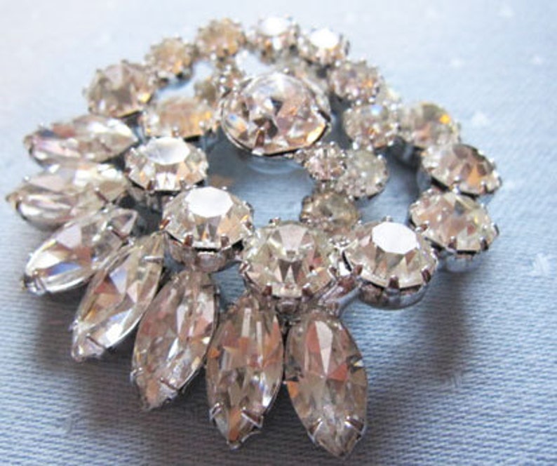 with sweeping design. Vintage Retro Beautiful Clear Rhinestone Brooch from Hollyhwood Regency Era