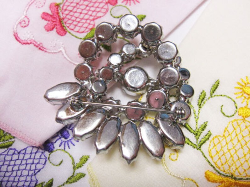 with sweeping design. Vintage Retro Beautiful Clear Rhinestone Brooch from Hollyhwood Regency Era