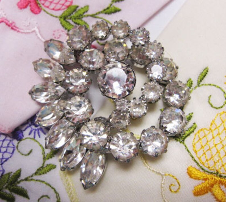 with sweeping design. Vintage Retro Beautiful Clear Rhinestone Brooch from Hollyhwood Regency Era