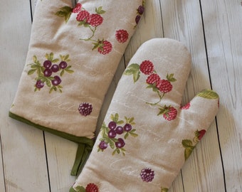 Botanical oven mitts wild strawberries mitt, kitchen farmhouse decor, cottage kitchen gloves, gifts for hostess, dauther, mother's