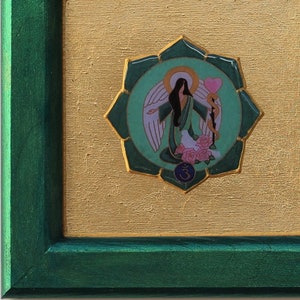 Peut inclure: Une œuvre d'art encadrée en vert et or représentant une fleur de lotus verte et rose avec une femme en robe verte et des ailes blanches tenant un cœur rose. L'œuvre d'art est entourée d'un cadre vert.