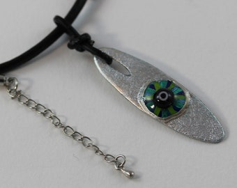 Extravagante Halskette mit türkisblauem Mati Glücks-Auge an markanter Lederkordel, Unisex Talisman Schmuck für sie und ihn, Glücksbringer