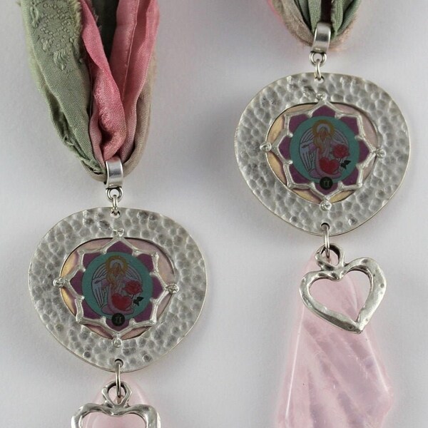 Collier d'ange et de quartz rose de style bohème, collier de pierres précieuses Archange Chamuel en rose vieux rose vert lime, bijoux d'ange uniques avec cœur