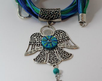Einzigartige Halskette für Damen mit großem Engel Anhänger mit Glücksbringer Auge und Türkis Perle an weicher Kordelkette in Meeresfarben