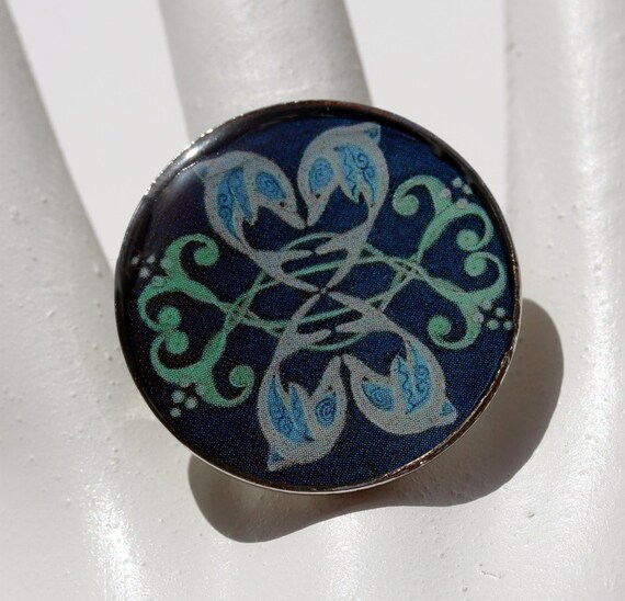 Unique Ring with Dolphin Couples in Dark Blue Green in Round Bezel, Statement Jewelry for Love and Friendship, Birthday Gift for Her