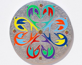 Delphin Mandala in Chakra Farben mit Mantra Inspiration, Original Malerei auf Silber Blattmetall, Bunte Lieblingsplatz Wandbild Dekoration