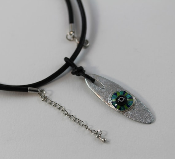 Extravagante Halskette mit türkisblauem Mati Glücks-Auge an markanter Lederkordel, Unisex Talisman Schmuck für sie und ihn, Glücksbringer