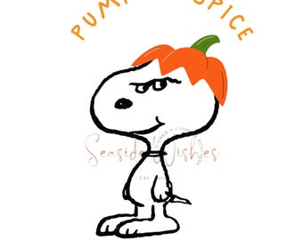 Może przedstawiać: Ilustracja białego psa z kreskówki z czarnymi konturami, noszącego na głowie pomarańczową dynię. Napis PUMPKIN SPICE jest wydrukowany na pomarańczowo nad psem. Na środku widoczny jest delikatny znak wodny Seaside Wishes Boutique.