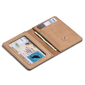 Cartera plegable pequeña y fina de piel vertical beige minimalista personalizada. billetera delgada. Cartera para tarjetas de crédito de piel envejecida. titular de la tarjeta