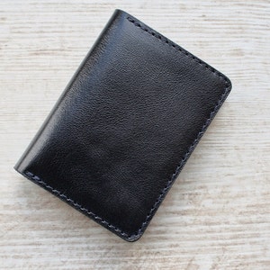 Carteira de couro minimalista bifold gravada, porta-cartões fino de couro masculino personalizado para homens, carteira de identificação de janela de couro