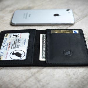 Cartera minimalista delgada vertical de cuero negro plegable para tarjetas, ideal como regalo de San Valentín.