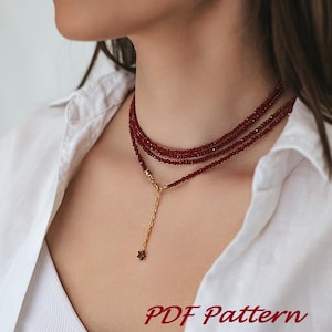 Könnte beinhalten: Eine mehrreihige Halskette mit kleinen, dunkelroten Perlen. Die Halskette hat eine goldfarbene Kette mit einem Sternanhänger. Das Bild enthält auch den Text "PDF PATTERN".