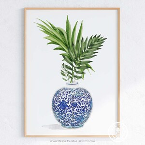 K&ouml;nnte beinhalten: Ein Aquarellbild einer blauen und wei&szlig;en Porzellanvase mit gr&uuml;nen Bl&auml;ttern darin.
