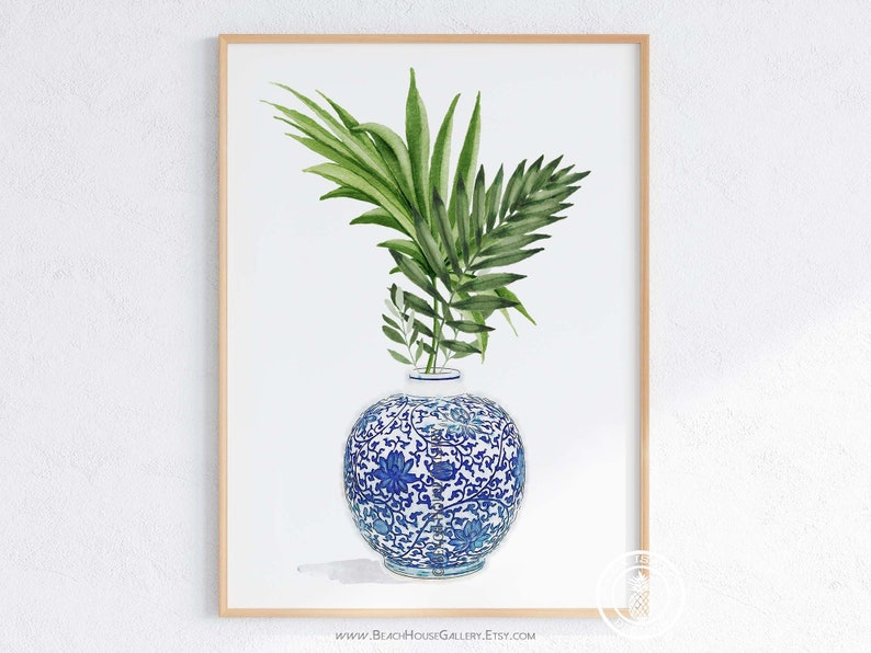 K&ouml;nnte beinhalten: Ein Aquarellbild einer blauen und wei&szlig;en Porzellanvase mit gr&uuml;nen Bl&auml;ttern darin.