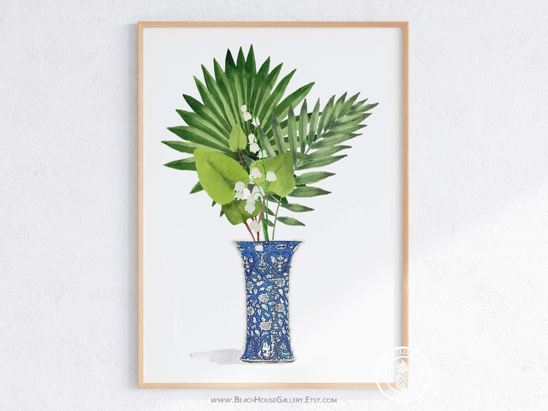 K&ouml;nnte beinhalten: Ein Aquarellbild einer blauen und wei&szlig;en, gemusterten Vase mit gr&uuml;nen Bl&auml;ttern und wei&szlig;en Bl&uuml;ten. Die Vase steht auf einem wei&szlig;en Hintergrund.