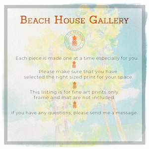 K&ouml;nnte beinhalten: Beach House Gallery Text mit einem Ananas-Logo. Der Text lautet: "Jedes St&uuml;ck wird speziell f&uuml;r Sie angefertigt. Bitte stellen Sie sicher, dass Sie den richtigen Druck f&uuml;r Ihren Raum ausgew&auml;hlt haben. Dieses Angebot gilt nur f&uuml;r Kunstdrucke. Rahmen und Passepartout sind nicht im Lieferumfang enthalten. Wenn Sie Fragen haben, senden Sie mir bitte eine Nachricht."