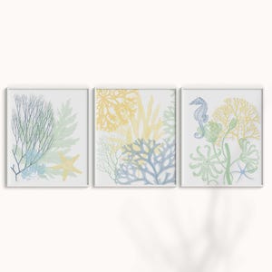 Juego de 3 láminas con motivos de algas marinas costeras, arte de pared playero en verde salvia y amarillo.