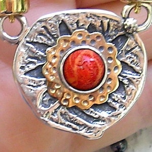 Collana fatta a mano in ematite, corallo mela, diaspro, argento e oro con perline d&#39;argento e perline riempite d&#39;oro. Argento Sterling e oro.
