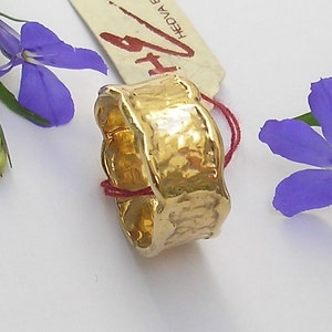 Gold wedding band in 9 kt yellow gold.
