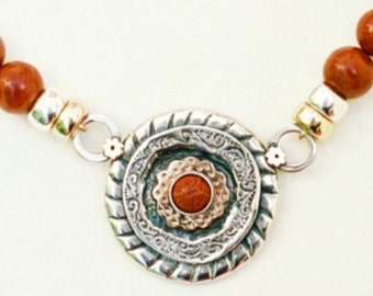 Halsband i sterling 925 silver, guld och naturliga äppelkorallpärlor, handgjort i Israel