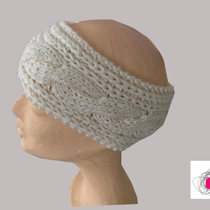 Peut inclure: Bandeau en tricot blanc avec un motif en câble. Le bandeau est porté sur une tête de mannequin.