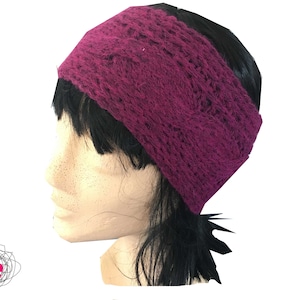 Peut inclure: Un bandeau en tricot bordeaux avec un motif crocheté.