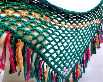Chal de flecos para festival bohemio tejido a crochet con gasa de seda sari reciclada de comercio justo.