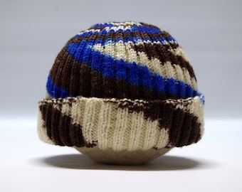 Gorro de canalé para recién nacido, tejido a mano con lana merino lavable y teñida a mano.