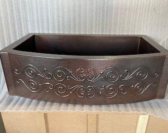 Fregadero de cocina rústico de cobre martillado a mano, diseño de volutas en relieve