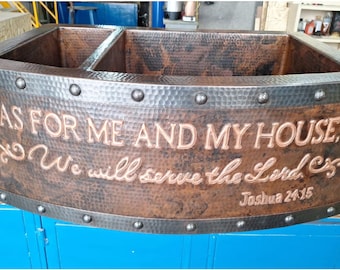 Fregadero de cocina rústico de cobre con frente redondeado y escritura. Cocina rústica de cobre.