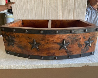 Fregadero de cocina rústico de cobre con frente redondeado, diseño de estrella de Texas; delantal con correas y remaches
