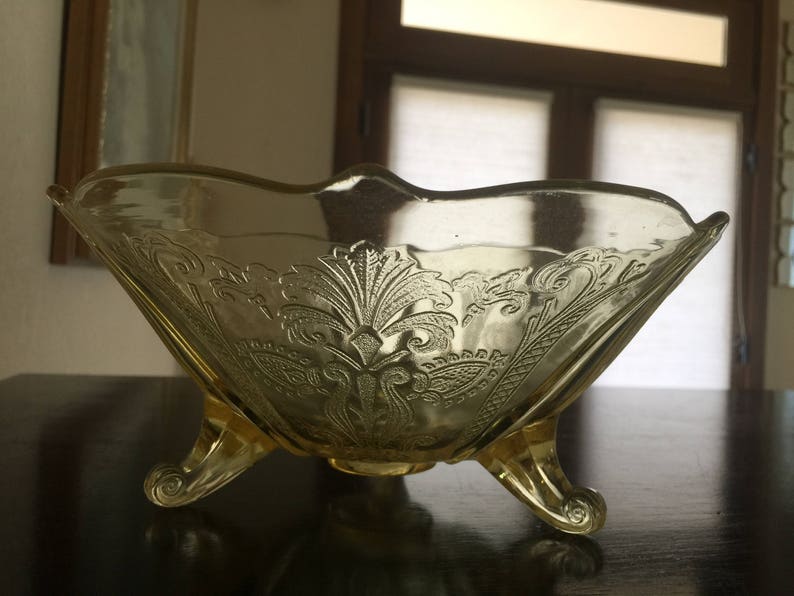 *free shipping Vintage yellow depression glass bowl