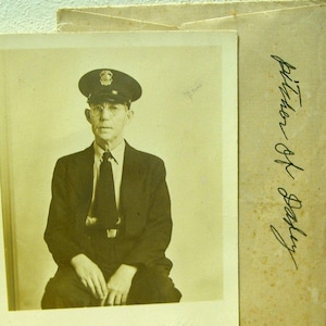 Vintage Uniform Man Fotografie Foto Echtbild Postkarte RPPC Vater Bild von Papa mit Hut und Abzeichen Lokführer Busfahrer