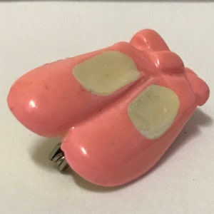 1980&#39;s Pink Ballet Slippers PIN vintage hat lapel retro old gift shop whimsical colorful girly girl dance dancing shoes 80&#39;s plastic brooch