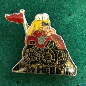 Puede incluir: Un personaje de dibujos animados amarillo conduciendo un camión monstruo rojo con ruedas negras. El camión tiene una bandera en la parte trasera y las palabras "4 Wheelin'" en el lateral.