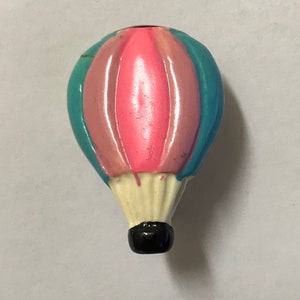 1980er Heißluftballon PIN Vintage Hut Revers retro aus altem Geschenkshop skurril bunte Mädchen 80er Jahre fliegendes Abenteuer niedliche Plastik Brosche