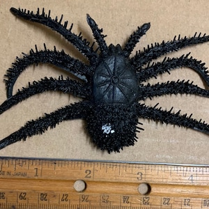 Vintage Jiggler ölige Schwarze Spinne Gummi Monster Figur 1960er Jahre Käfer Spielzeug weiß Fleck detailreich Textur selten 5" quer 2" Körperlänge Stout